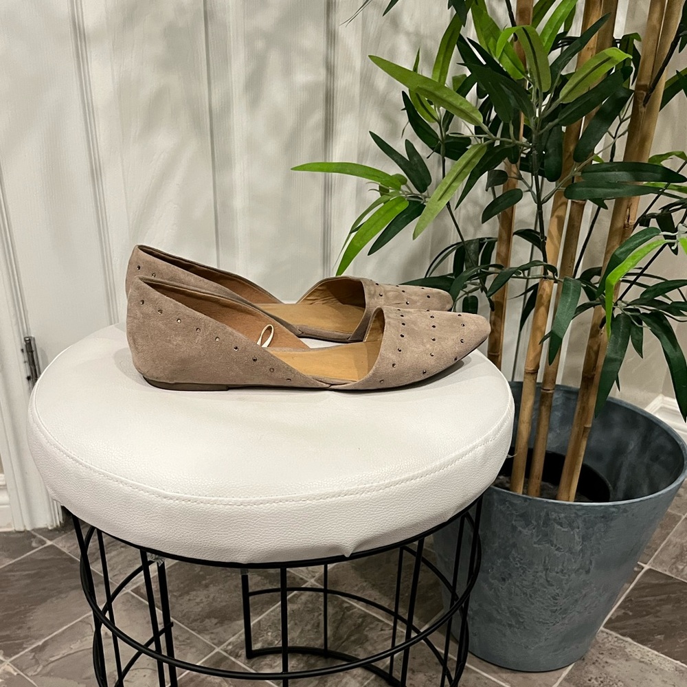 Seychelles brand taupe flat with rhinestone detail - Picture 2 of 16
